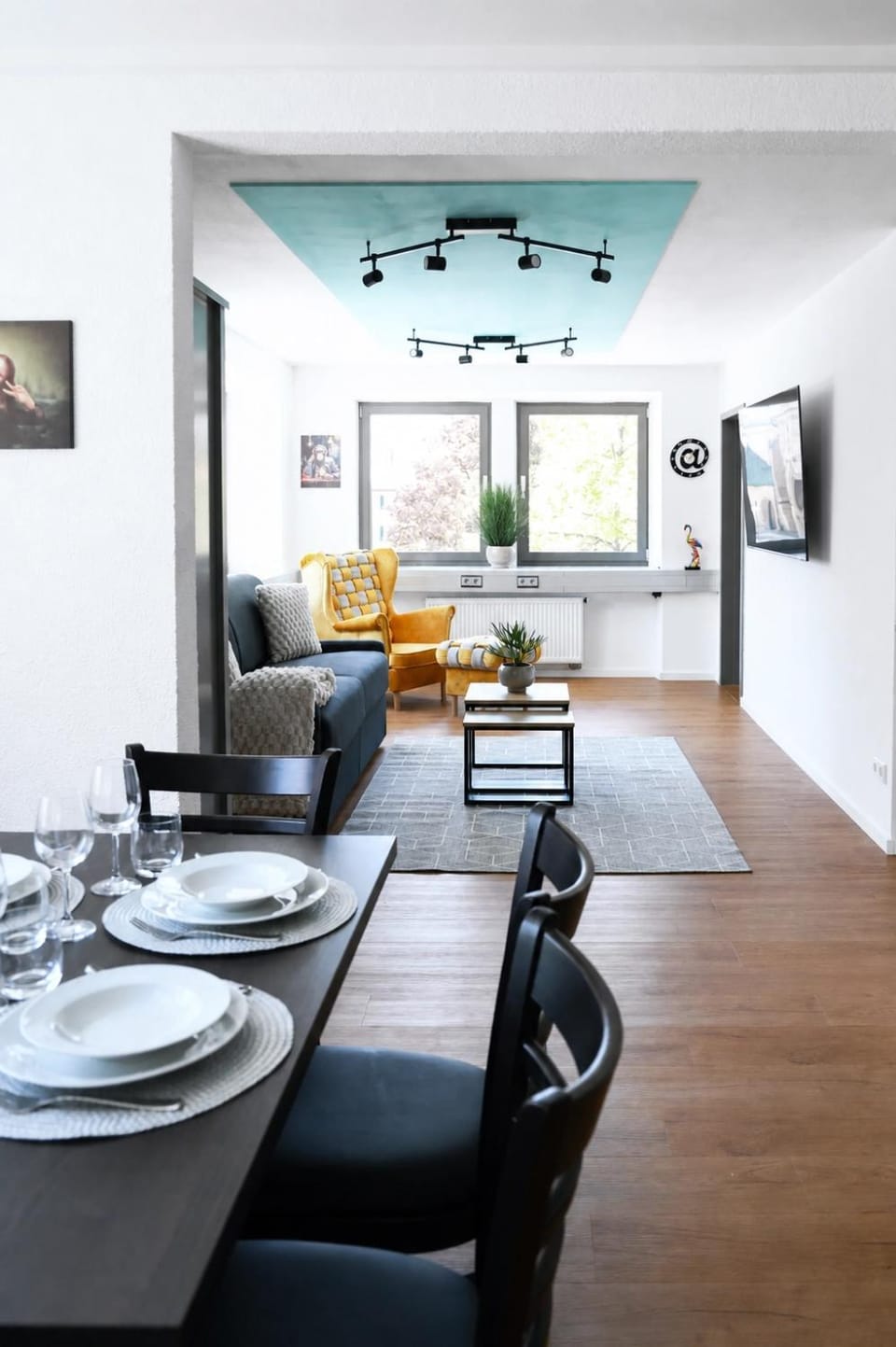 TV and multimedia, Living room, Seating area, Dining area