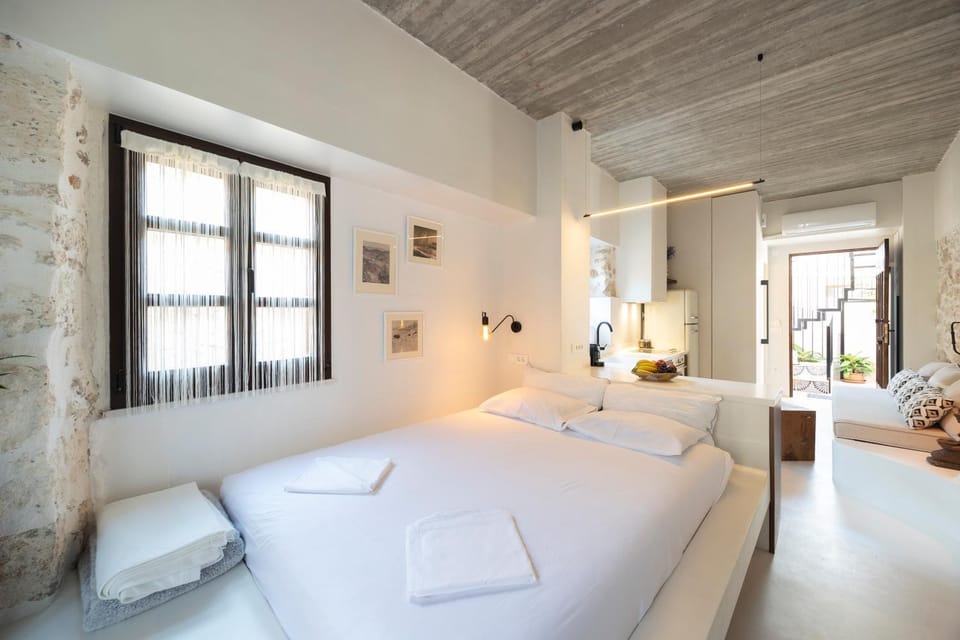 Bed, Photo of the whole room, Seating area, Bedroom, towels
