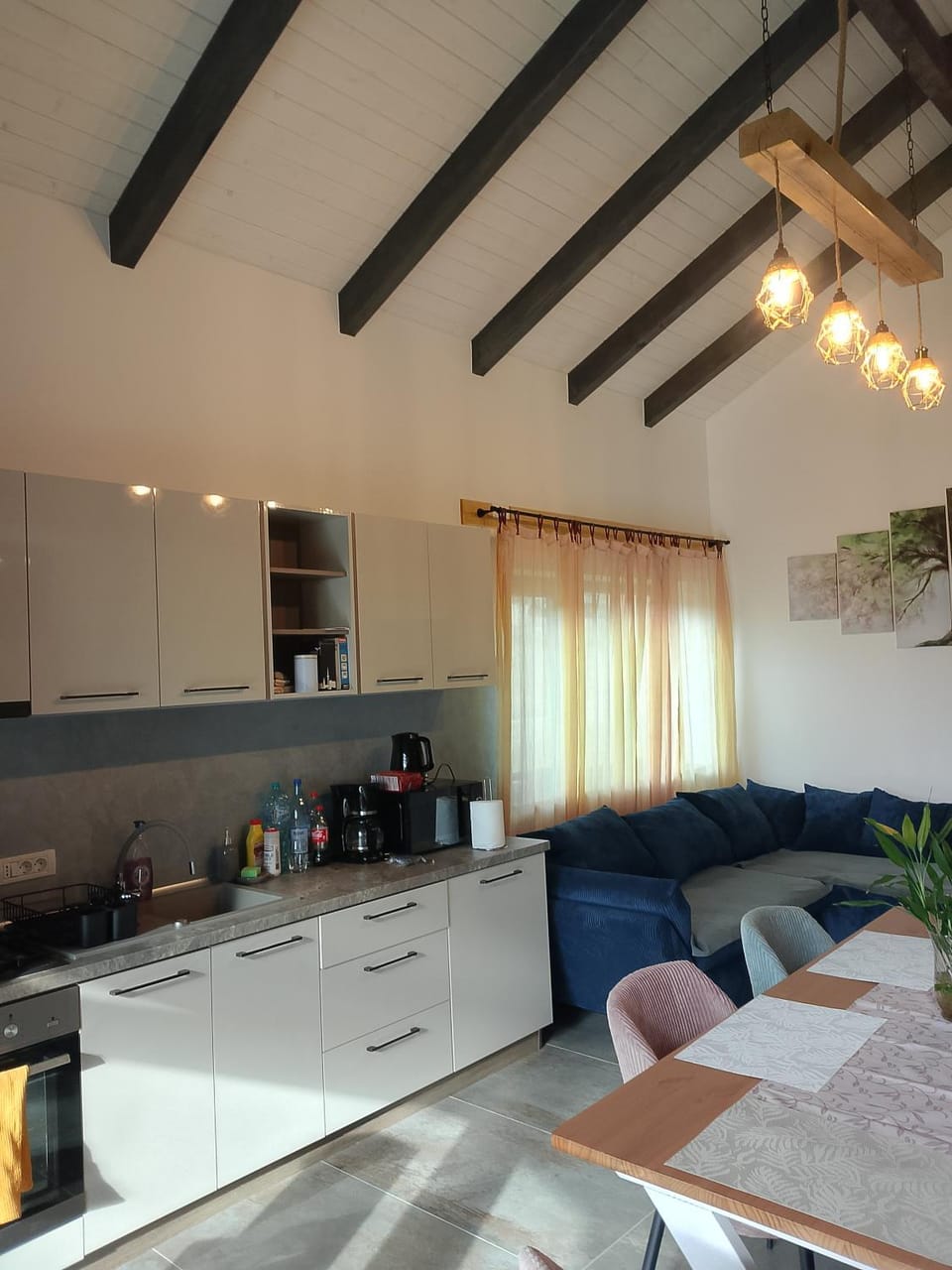 Coffee/tea facilities, Kitchen or kitchenette, Living room, Seating area, Dining area, microwave, oven, stove, toaster