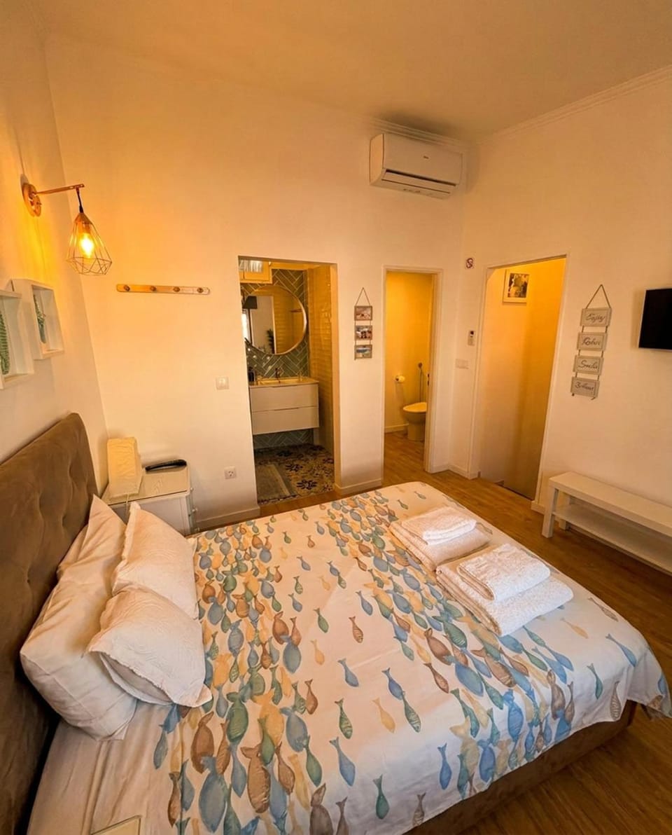 Toilet, Bed, Bedroom, towels, air conditioner