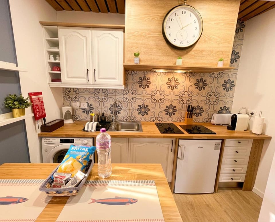 Coffee/tea facilities, Kitchen or kitchenette, oven, toaster, washing machine