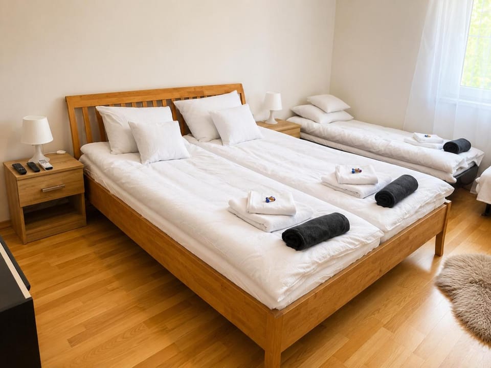 Bed, Day, Bedroom, air conditioner
