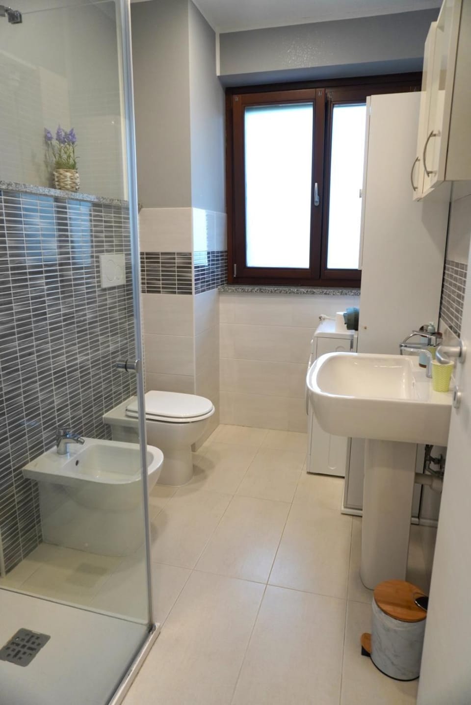 Shower, Bathroom, laundry