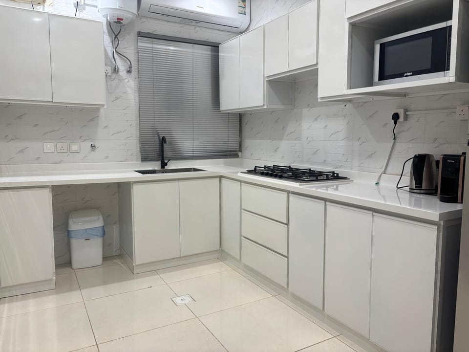 Coffee/tea facilities, Kitchen or kitchenette, stove