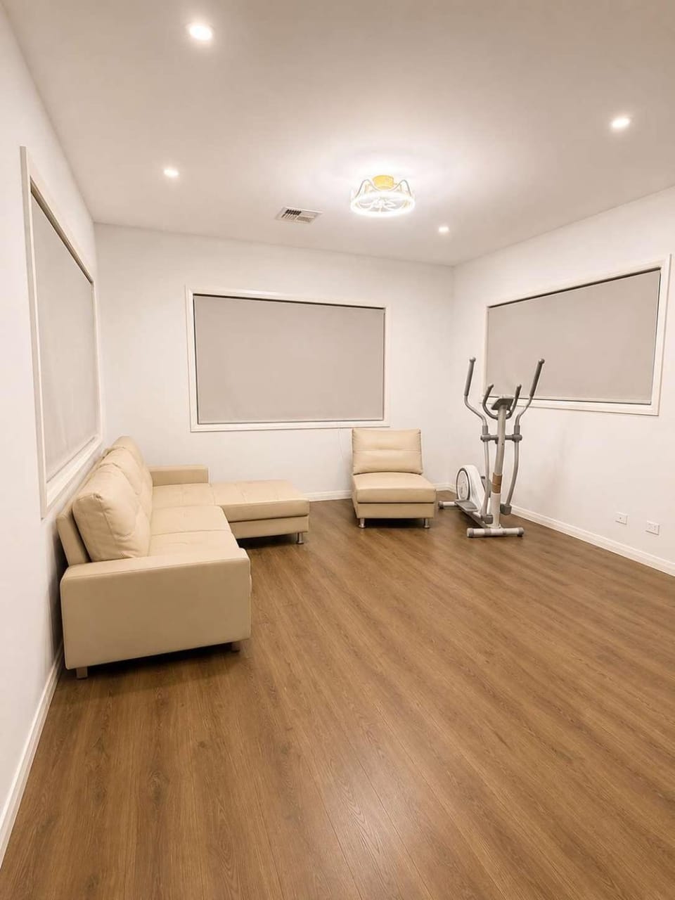 Modern 5 Bedroom Ryde Home - Sleeps 12 Fast Wi-Fi House in Sydney