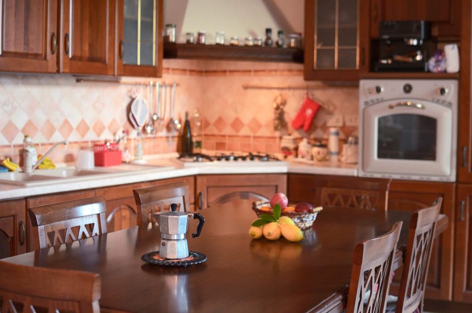 Kitchen or kitchenette, Dining area, oven, stove