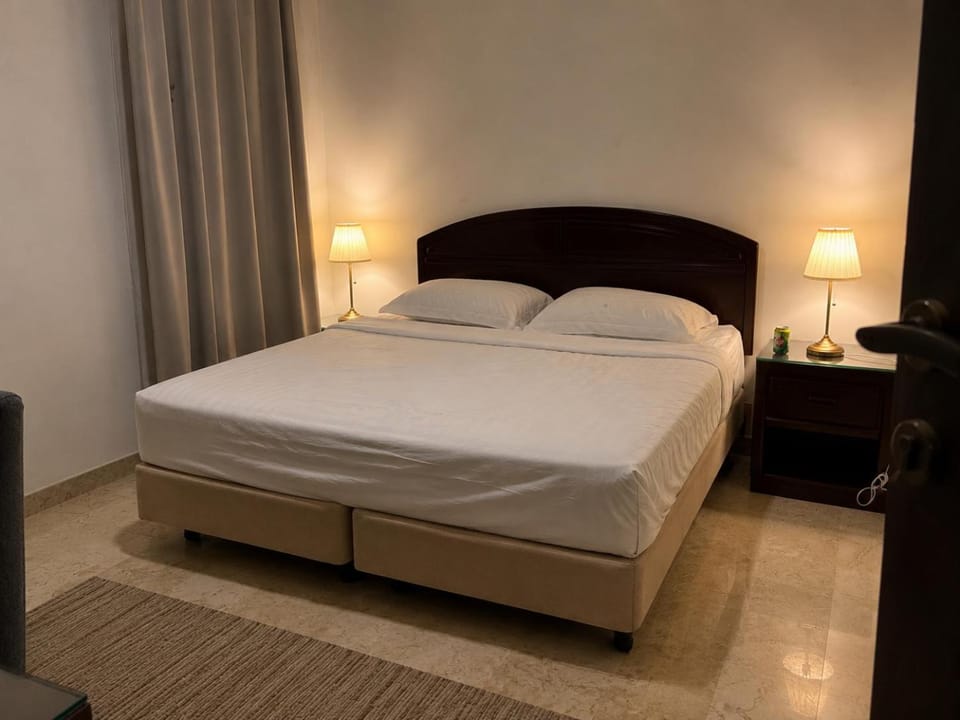 WAY Hangout 75TV Movie Nights Fast Wifi Apartment in Jeddah