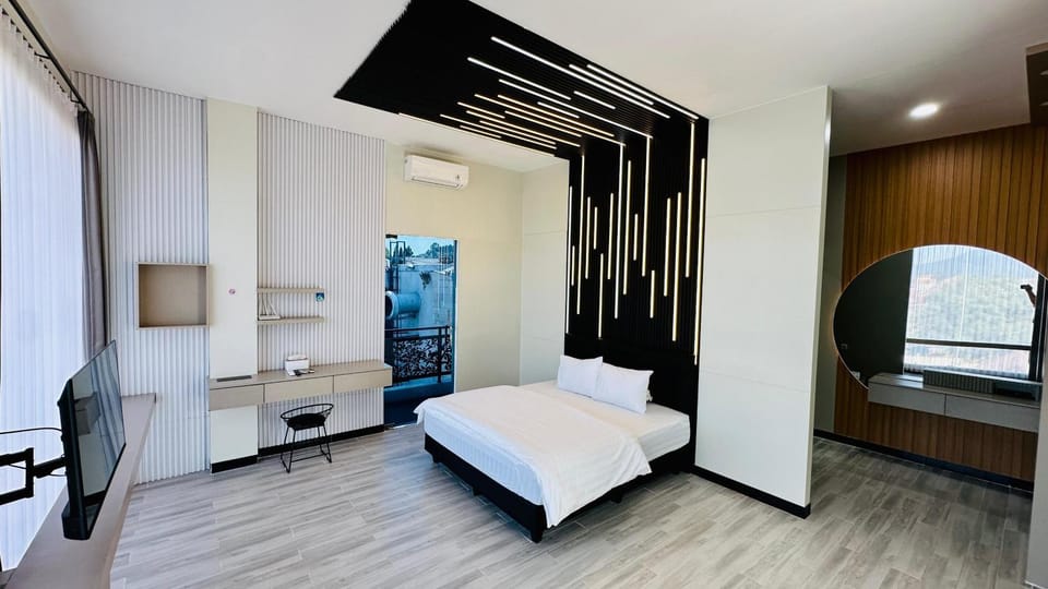 Bed, TV and multimedia, Photo of the whole room, Bedroom