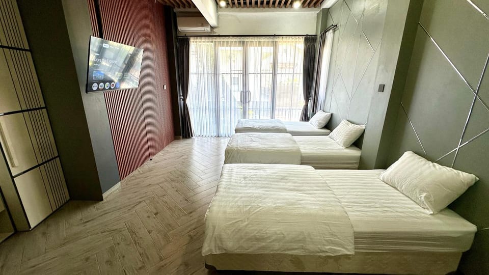 Bed, TV and multimedia, Photo of the whole room, Bedroom