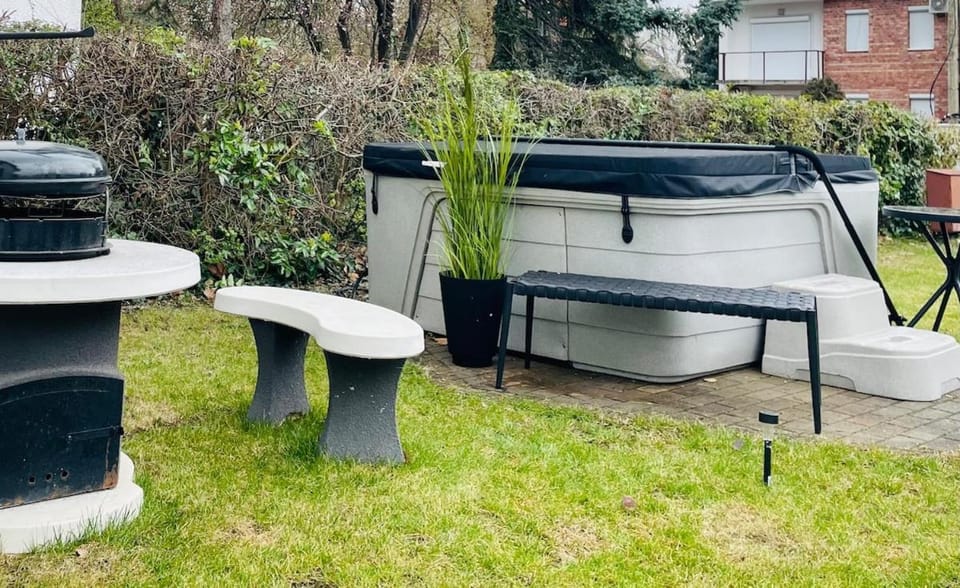 Garden, Hot Tub