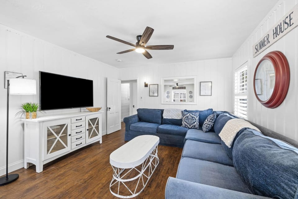 Charming Balboa Island Cottage with Al Fresco Patio, Fire Pit, BBQ & Parking House in Balboa Island