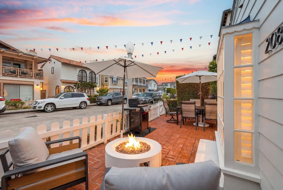 Charming Balboa Island Cottage with Al Fresco Patio, Fire Pit, BBQ & Parking House in Balboa Island