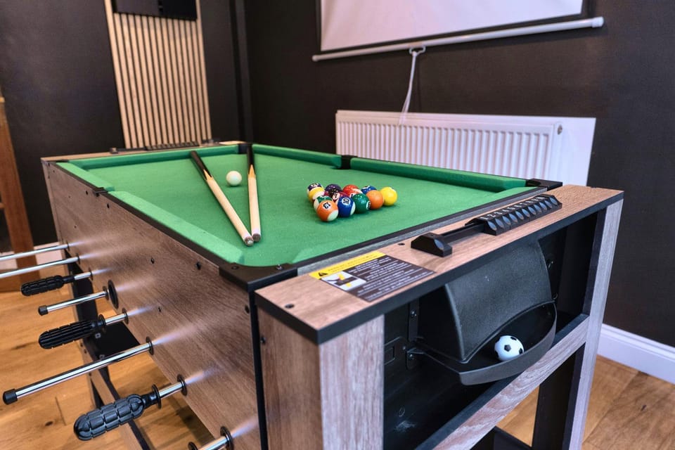 Large 4-Bed House with Hot Tub and Free Parking Apartment in Poole