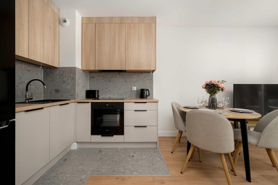 Coffee/tea facilities, Kitchen or kitchenette, Dining area, stove