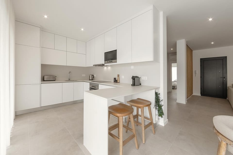 Coffee/tea facilities, Kitchen or kitchenette, Dining area, dishwasher, oven, stove, toaster