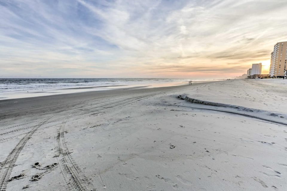 Spacious 2BR Condo Walk To The Pier & Beach House in South Carolina