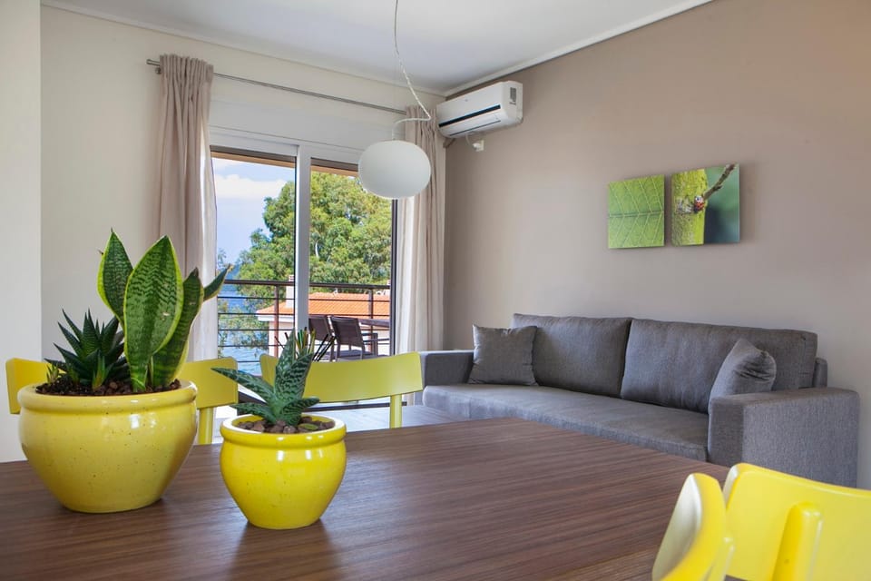 Living room, Seating area, Dining area, air conditioner