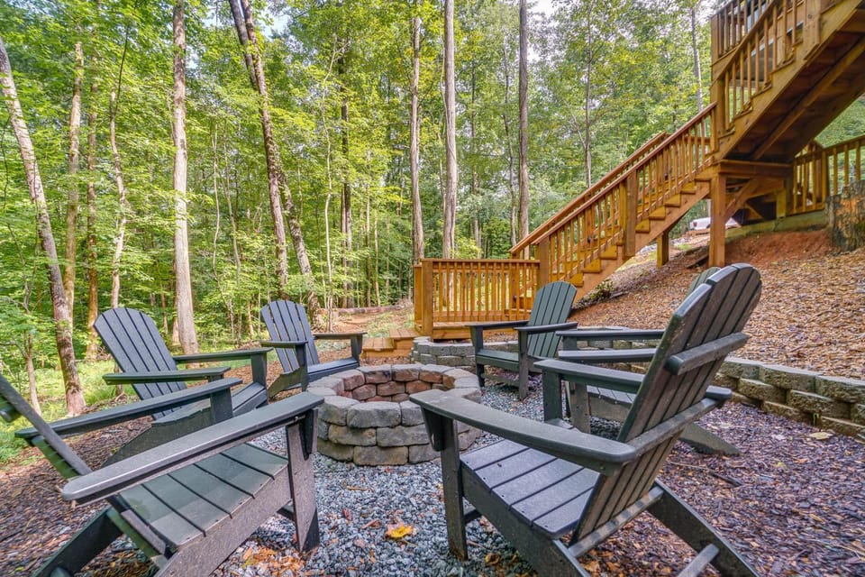 Cabin Retreat w/ Hot Tub Near Downtown Helen! Cabin in Helen