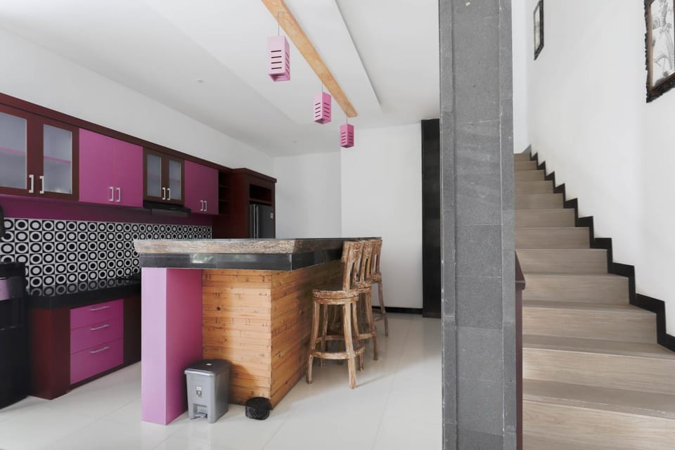 Kitchen or kitchenette, Seating area, Dining area, oven, kitchen