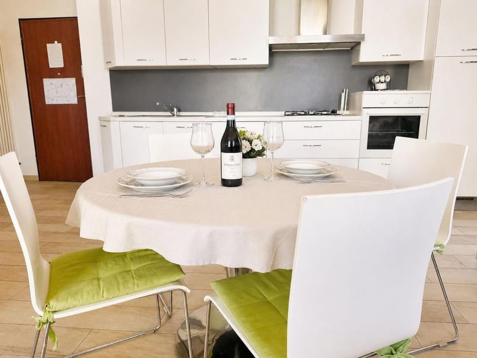 4Min Walk to the Beach, Free parking, Air Conditioning e Patio Apartment in Emilia-Romagna