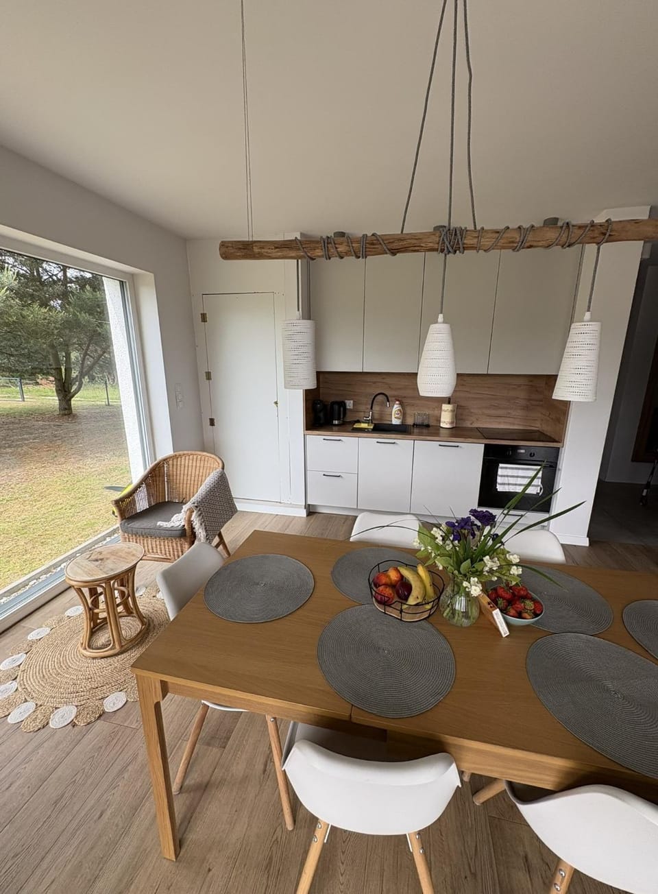 Kitchen or kitchenette, Living room, Food and drinks, Seating area, Dining area, Food, stove
