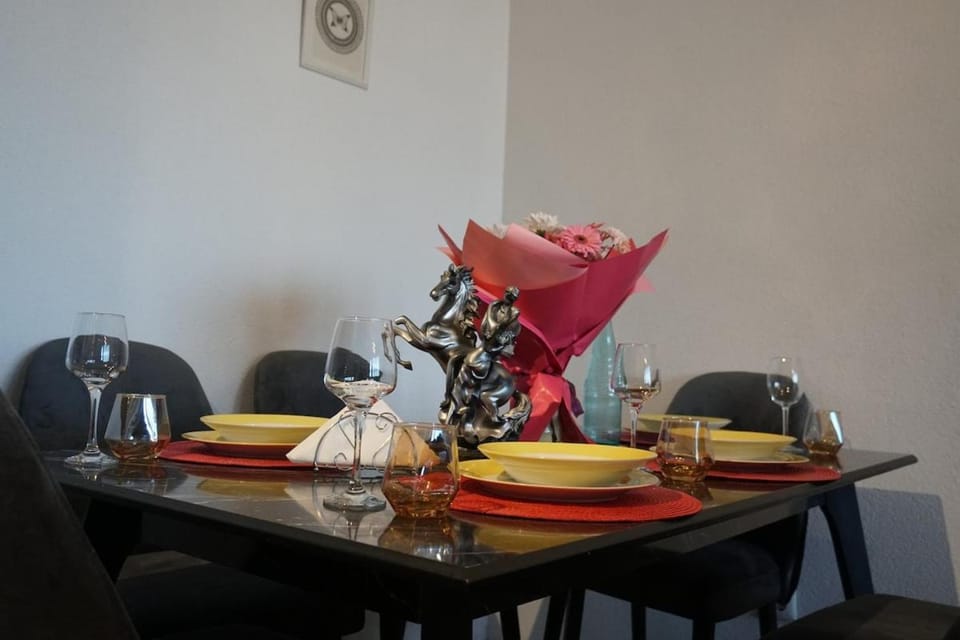 Food and drinks, Dining area, Food