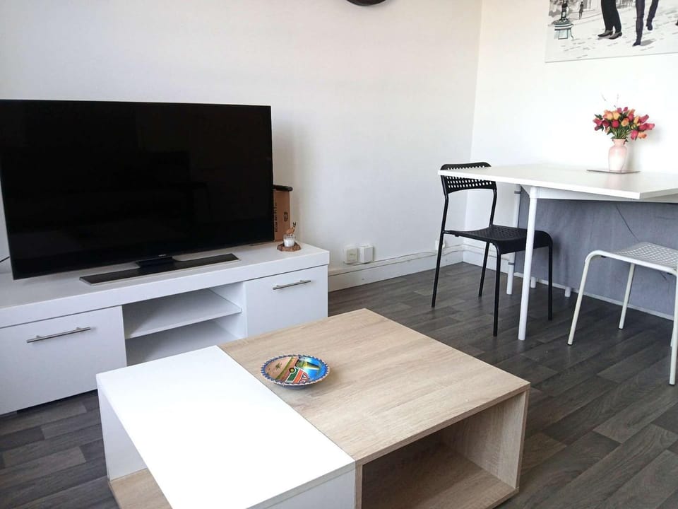 Communal lounge/ TV room, TV and multimedia, Living room, Seating area, Dining area