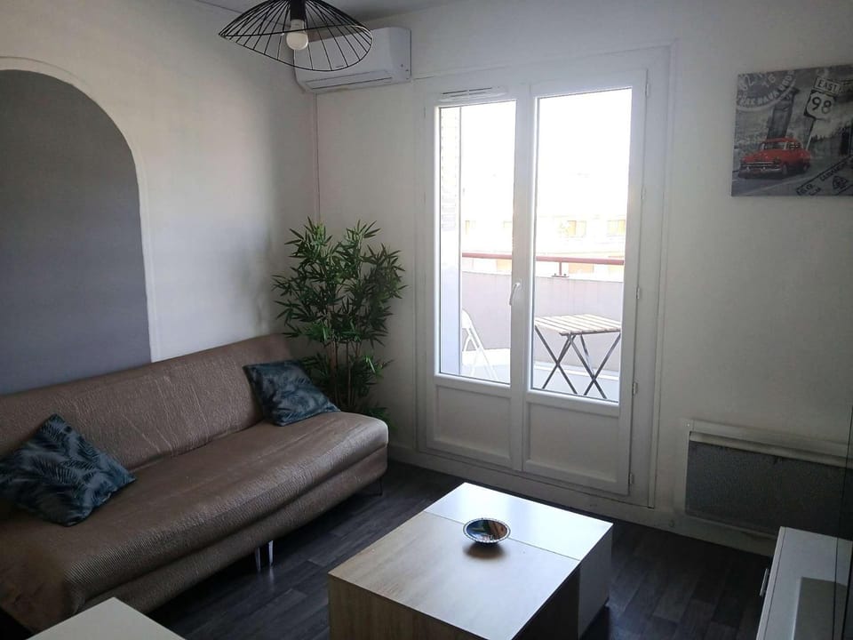 Living room, Seating area, Dining area, air conditioner