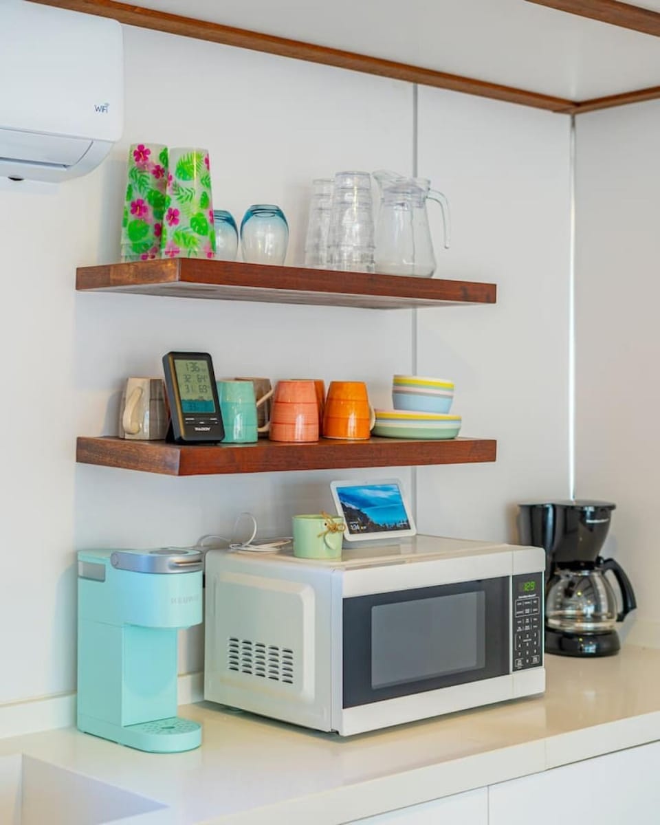 Restaurant/places to eat, Coffee/tea facilities, toaster
