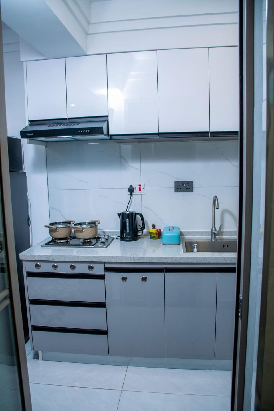 Coffee/tea facilities, Kitchen or kitchenette, stove