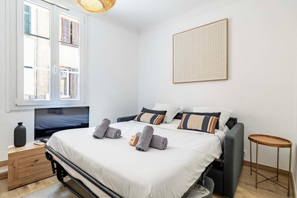 Bed, TV and multimedia, Living room, Seating area