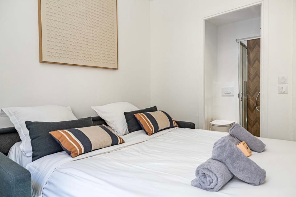 Bed, Photo of the whole room, Bedroom, towels