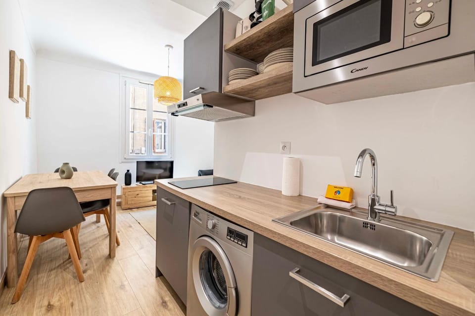 Kitchen or kitchenette, Dining area, stove, toaster, washing machine