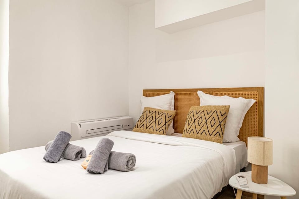Bed, Photo of the whole room, Bedroom, towels