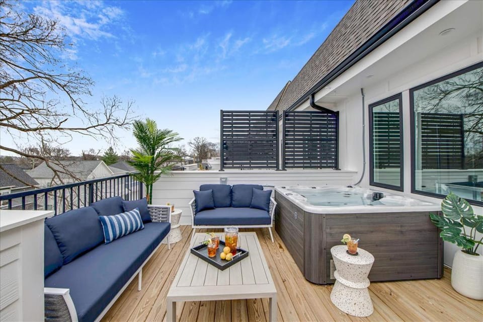 3 Nashville Townhomes Hot Tub & Rooftop Decks House in Nashville