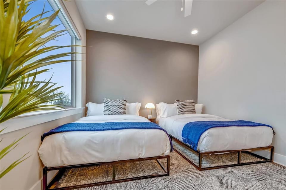 3 Nashville Townhomes Hot Tub & Rooftop Decks House in Nashville