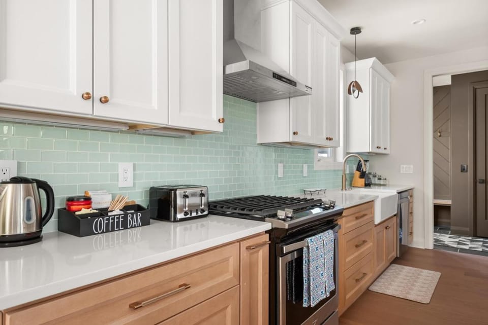 Coffee/tea facilities, Kitchen or kitchenette, stove