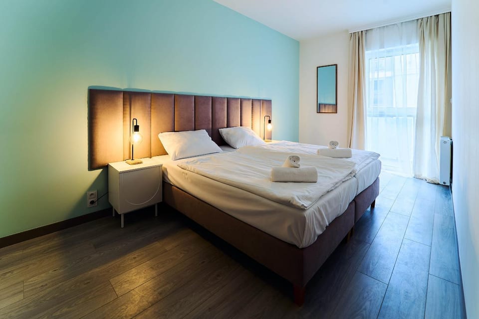 Bed, Bedroom, towels