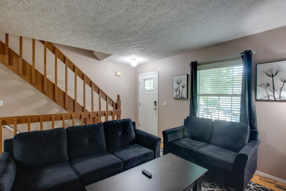 5 Mi to Downtown Davenport! Townhome w/ Patio House in Davenport