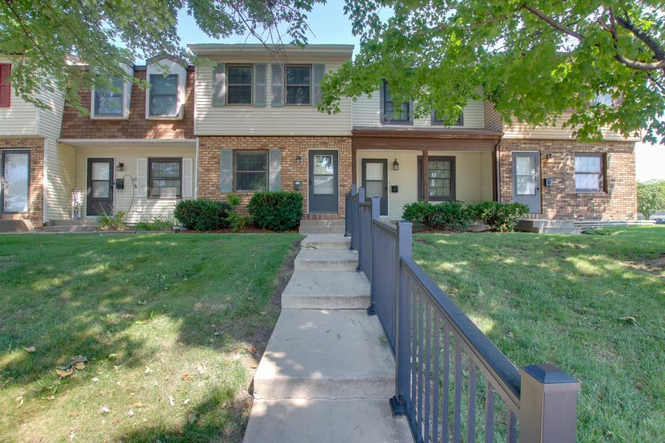 5 Mi to Downtown Davenport! Townhome w/ Patio House in Davenport
