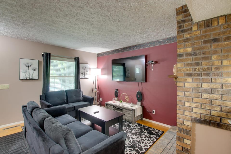 5 Mi to Downtown Davenport! Townhome w/ Patio House in Davenport