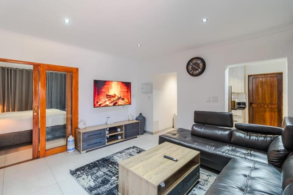 Communal lounge/ TV room, Bed, TV and multimedia, Living room, Photo of the whole room, Seating area, Evening entertainment, Bedroom