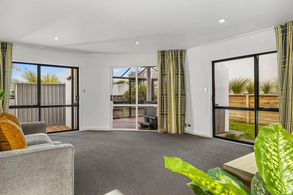 Hot Tub, Living room, Seating area, Family