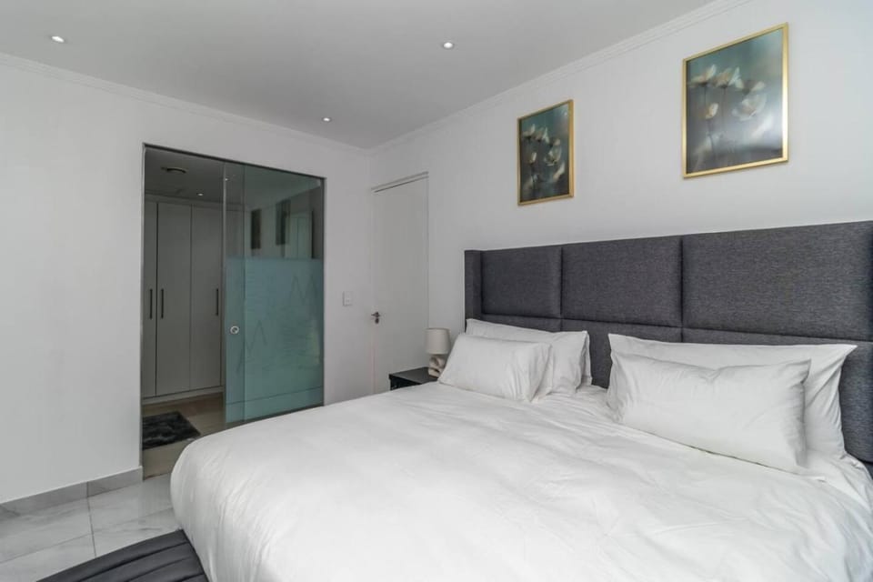 Toilet, Bed, Bathroom, Photo of the whole room, Bedroom, Bath, towels, wardrobe