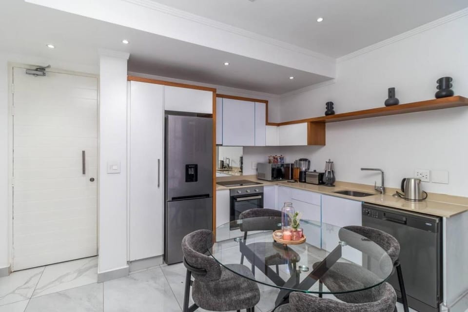 Coffee/tea facilities, Kitchen or kitchenette, Seating area, Dining area, dishwasher, oven, stove, toaster