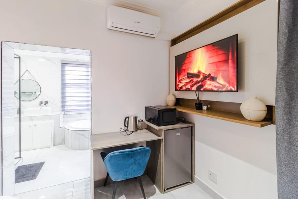 Boutique Hotel-Style Room In Ferndale-B2 House in Sandton