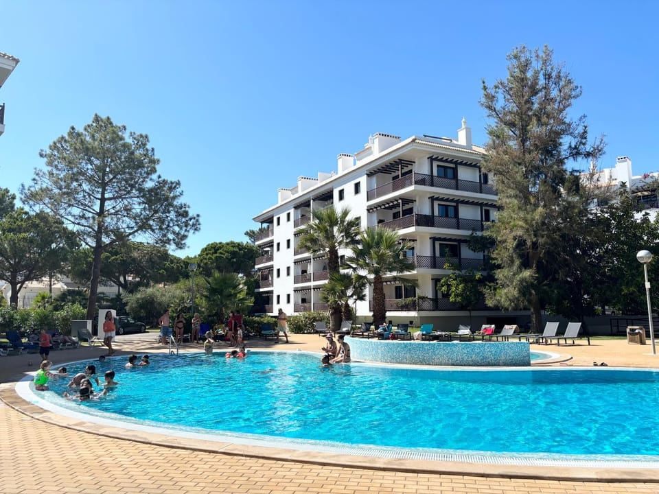Seaside 1BDR w 2 bathrooms, AC, pool Apartment in Olhos de Água