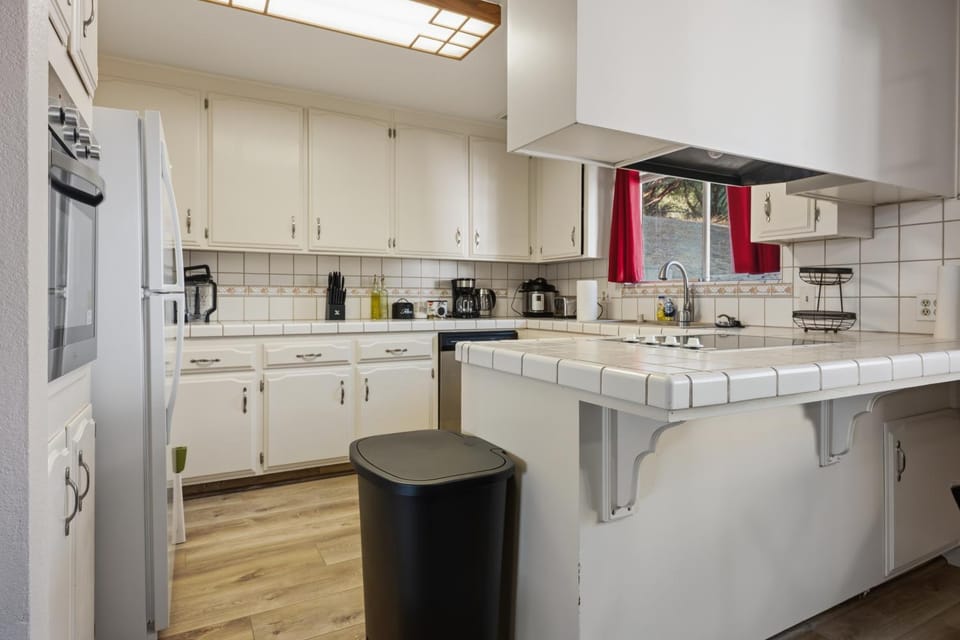 Kitchen or kitchenette, dishwasher, oven, stove