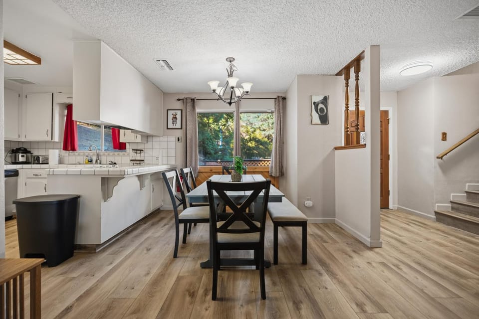Kitchen or kitchenette, Seating area, Dining area