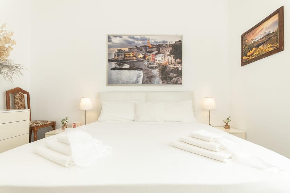 Bed, Photo of the whole room, Bedroom, towels